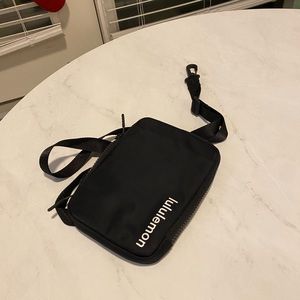 Lululemom cross body bag Mint condition